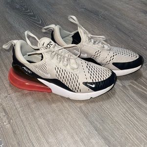 Women’s 8.5 Nike sneaker